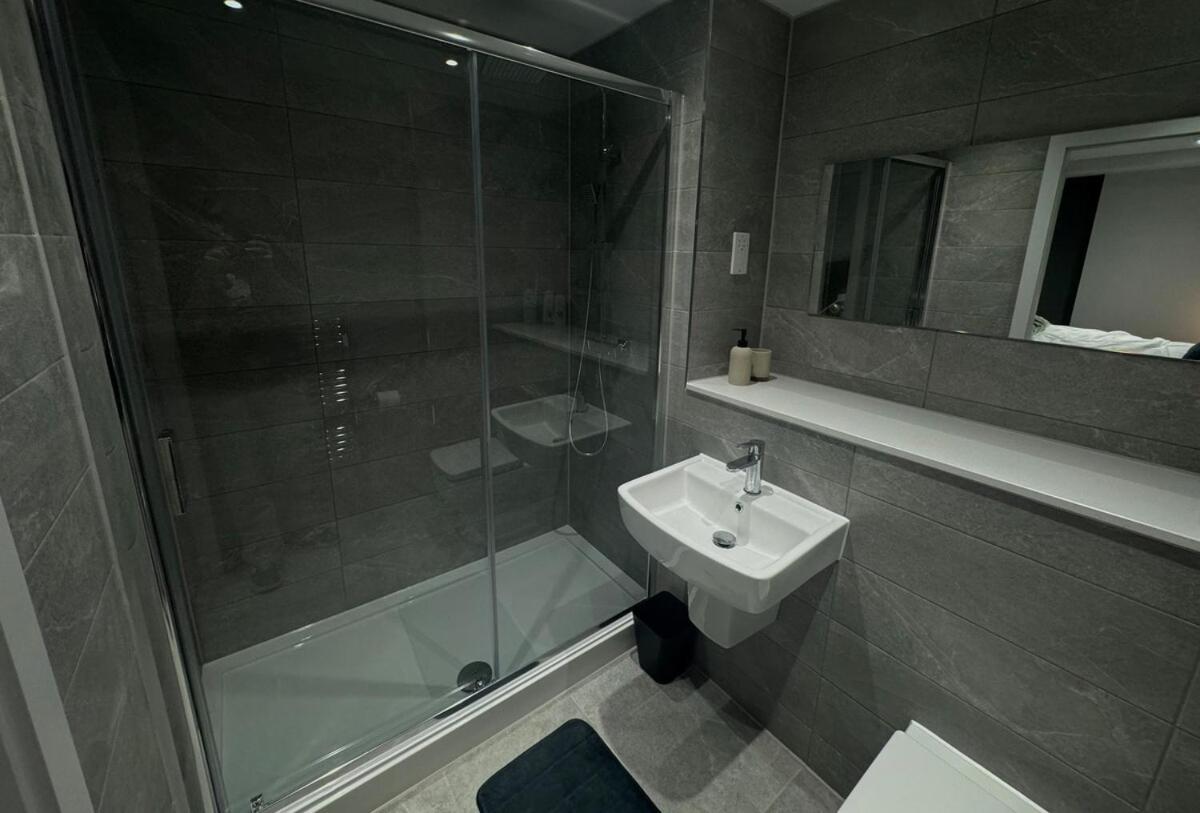 Modern 2-Bedroom Apartment In Heart Of Liverpool Exterior photo